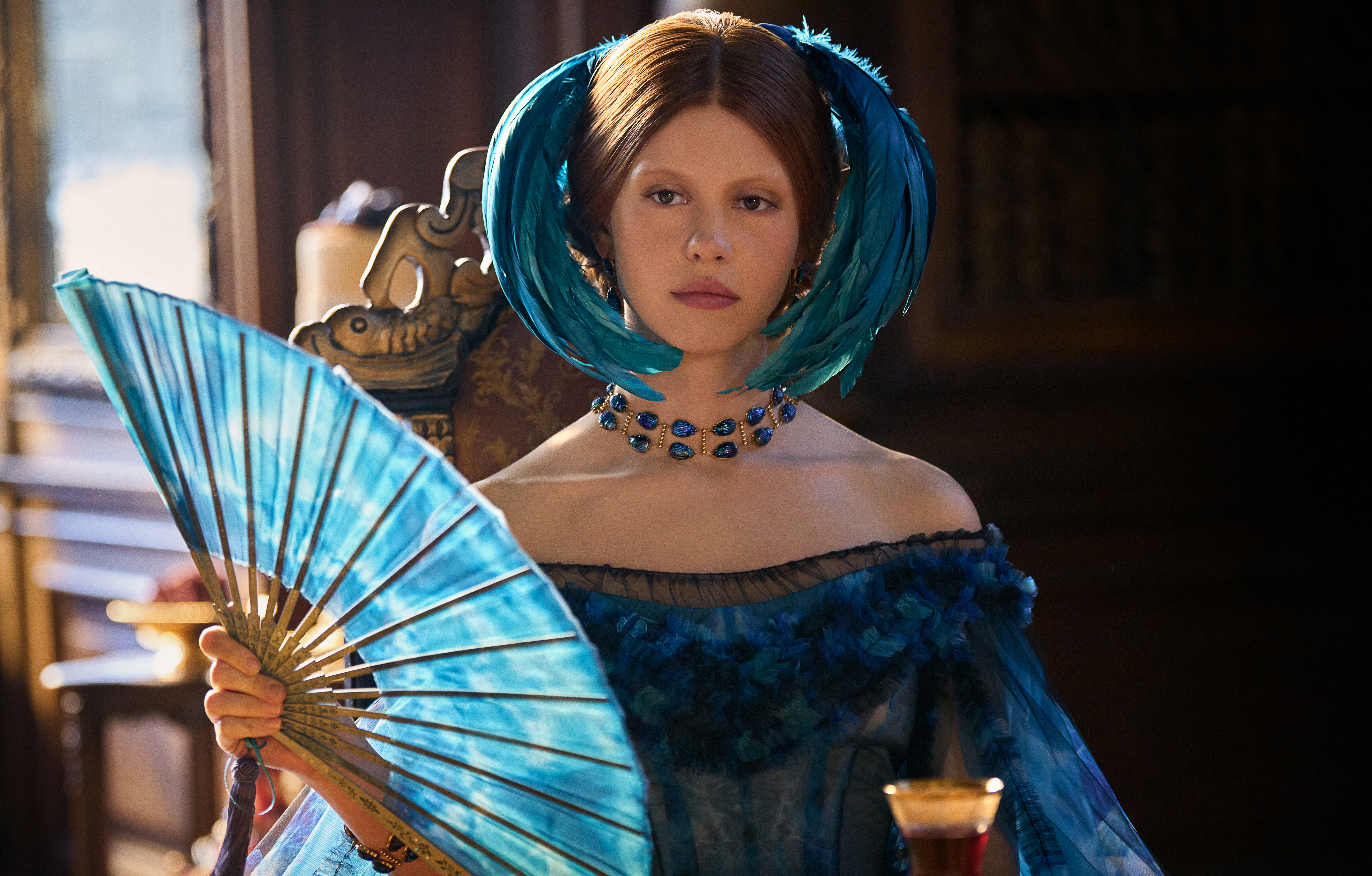 Photo de l'actrice Mia Goth dans le film Frankenstein (2025) de Guillermo del Toro.