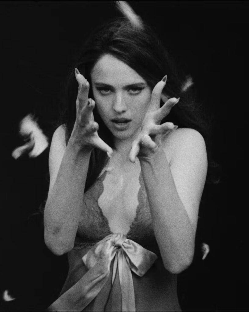 L'actrice Margaret Qualley dévoile le projet musical Lace Manhattan avec Jack Antonoff.