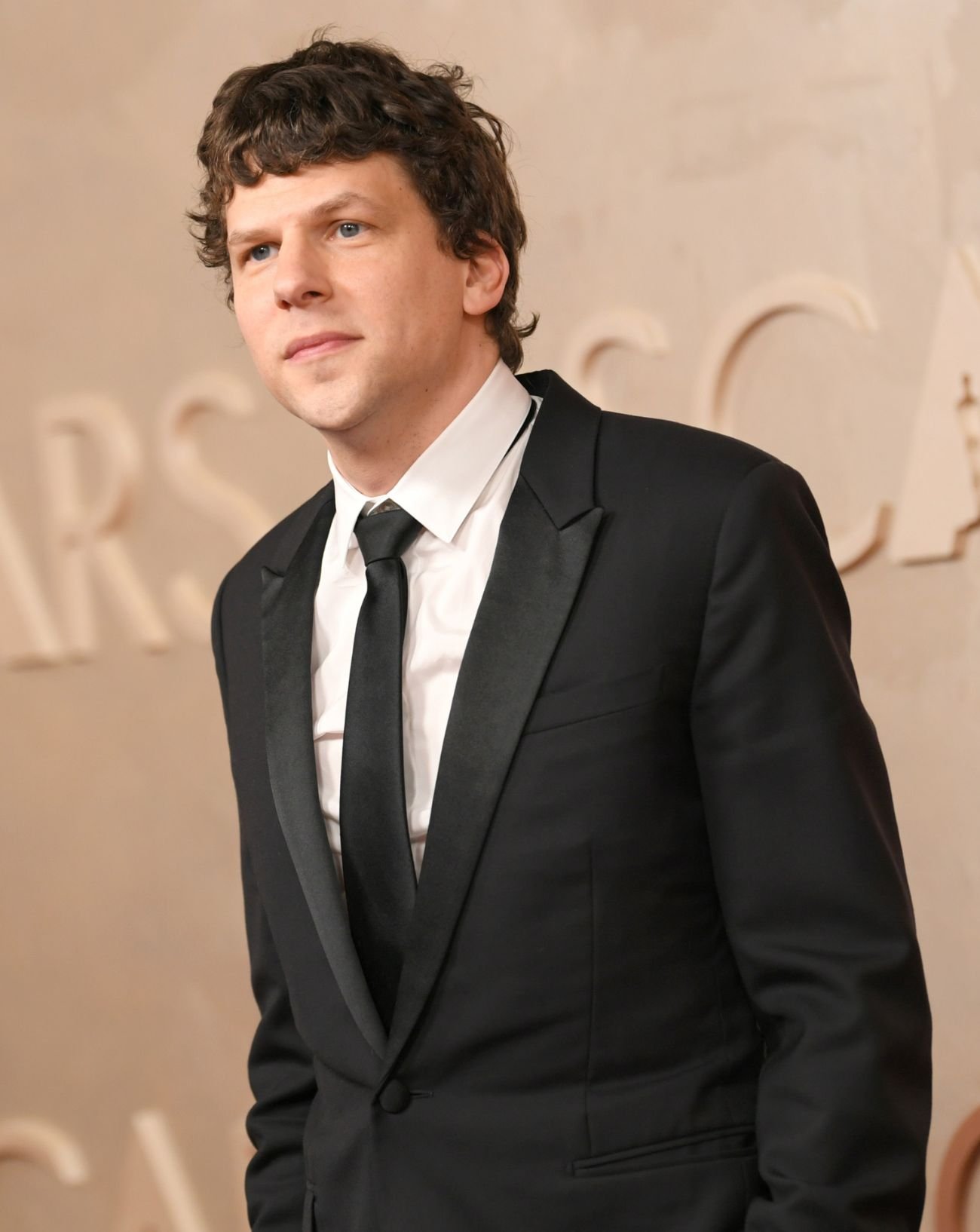 Jesse Eisenberg assiste à la 97e cérémonie des Oscars au Dolby Theatre, le 2 mars 2025 à Hollywood, Californie. )