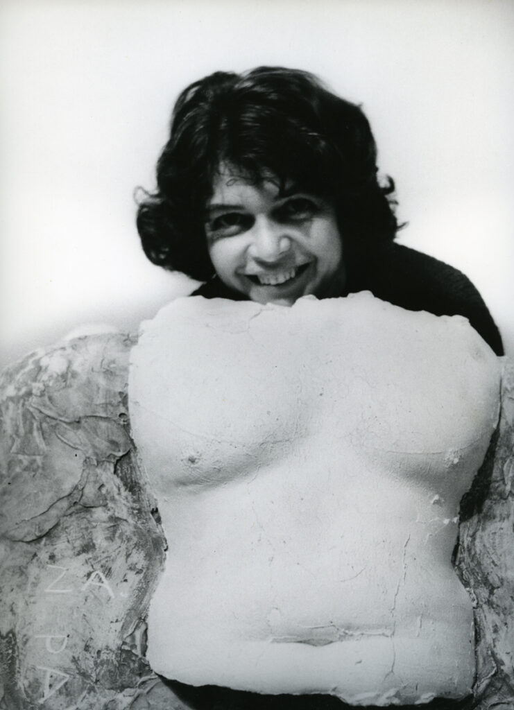 Marek Holzman, Alina Szapocznikow avec son œuvre Tors [Torse], Malakoff (près de
Paris), atelier de l'artiste, 1966
Tirage photographique noir et blanc
Alina Szapocznikow Archive, © ADAGP, Paris, 2025. Courtesy The Estate of Alina Szapocznikow | Piotr
Stanislawski | Galerie Loevenbruck, Paris | Hauser & Wirth.