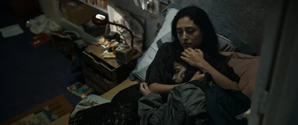 Mélissa Boros et Golshifteh Farahani dans le film Alpha (2025) © MANDARIN & COMPAGNIE KALLOUCHE CINEMA FRAKAS PRODUCTIONS FRANCE 3 CINEMA.
