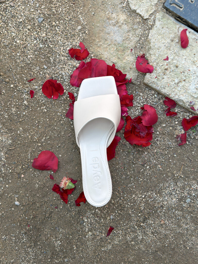 mules en cuir blanc Aeyde.