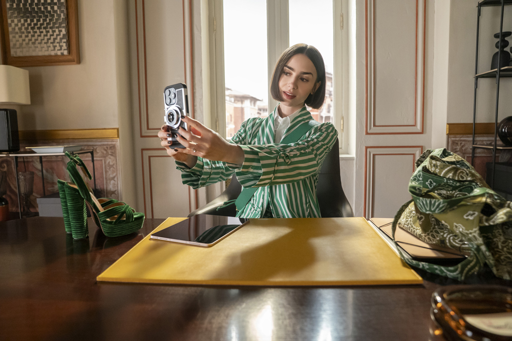 Lily Collins dans la série Emily In Paris (Saison 5) © Caroline Dubois/Netflix.