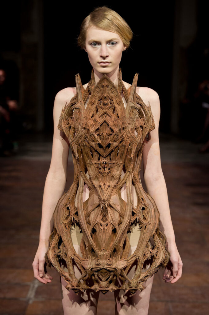 Iris Van Herpen, Robe cathédrale, collection haute couture printemps-éte 2012. © Iris van Herpen © Yannis Vlamos.