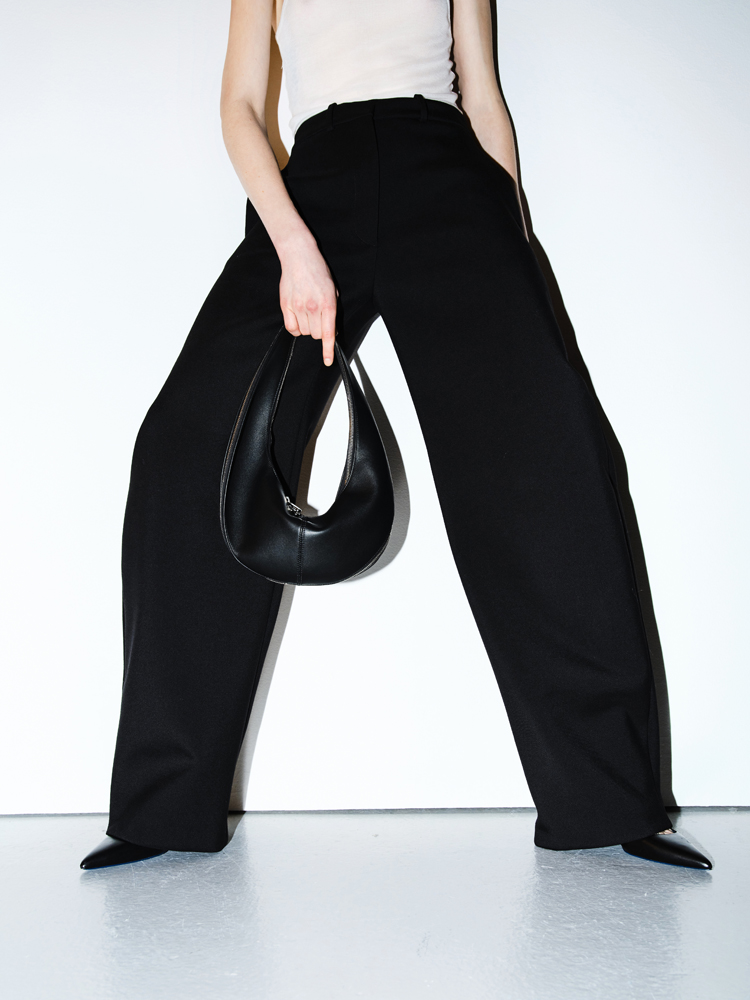 sac à main en forme de croissant en cuir noir maeden