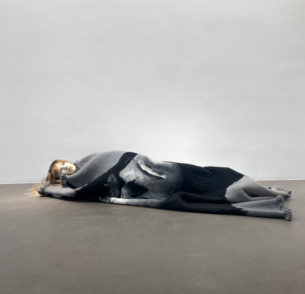 Nathalie Talec, STAND BY ME (2023)
Technique mixte, tapis réalisé avec les ateliers d'Aubusson
approx. 190 x 90 x 33 cm
Courtesy l'artiste et Galerie Maubert.