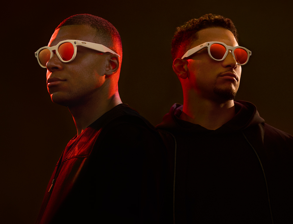 Kylian Mbappé et Patrick Mahomes portent les lunettes connectées Oakley X Meta.