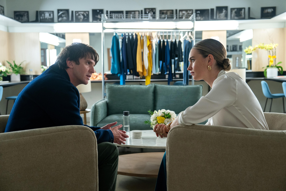 Lily James et Dan Stevens dans le film Swipe (2025) © Hilary Bronwyn Gayle / 20th Century Studios.