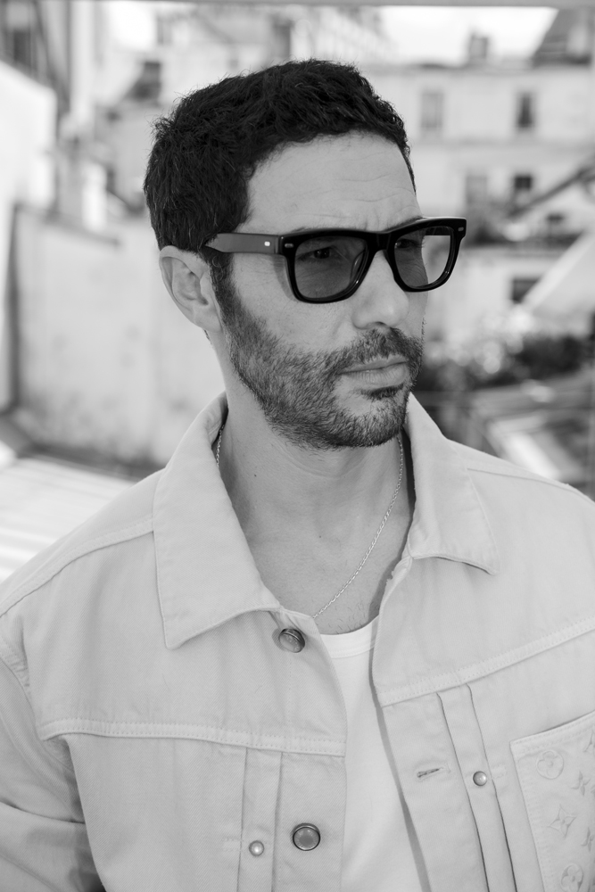 Tahar Rahim à Paris le 23 juin 2025 © Nathan Merchadier pour Numéro.com.