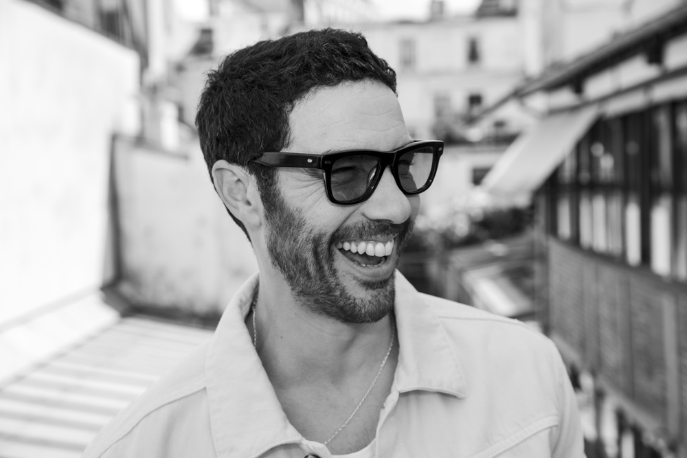 Tahar Rahim à Paris le 23 juin 2025 © Nathan Merchadier pour Numéro.com.
