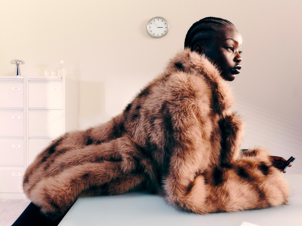 Le manteaeu en fausse fourrure Weekday automne-hiver 2025-2026