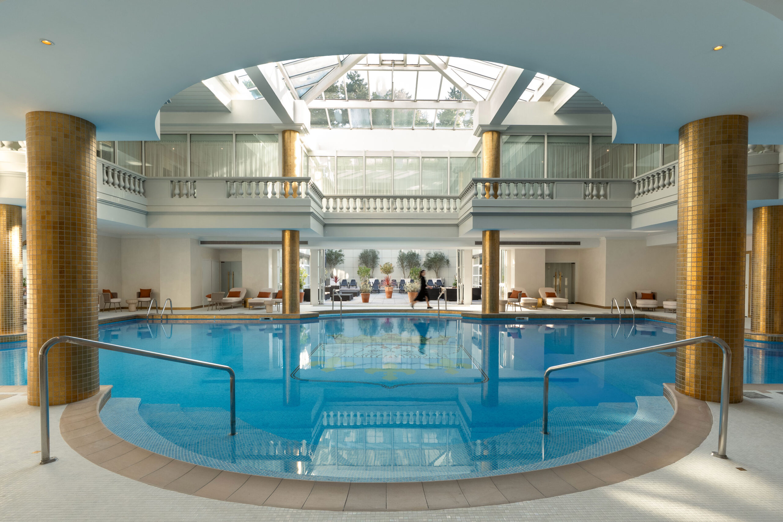 La piscine du spa Guerlain de l'hôtel Waldorf Astoria Versailles – Trianon Palace.