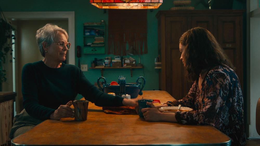 Photo des actrices Emma Mackey et Jamie Lee Curtis dans le film Ella McCay (2026) de James L. Brooks.