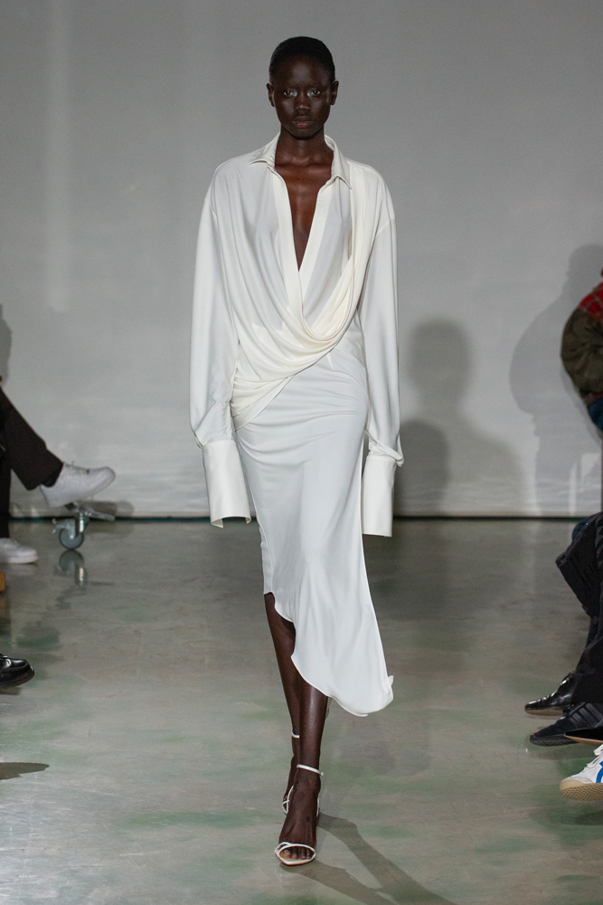 Robe blanche du défilé Francesco Murano automne-hiver 2025-2026 à la Fashion Week de Milan.