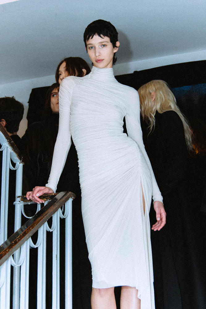 Robe blanche du défilé Francesco Murano automne-hiver 2025-2026 à la Fashion Week de Milan.