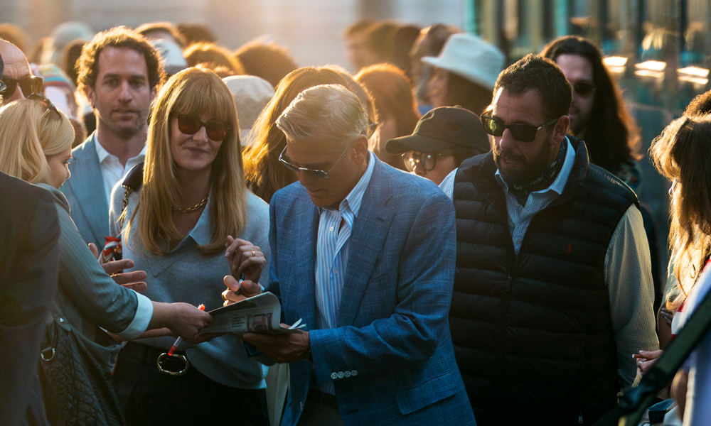 Photo des acteurs Laura Dern, George Clooney et Adam Sandler dans le film Jay Kelly (2025) de Noah Baumbach.