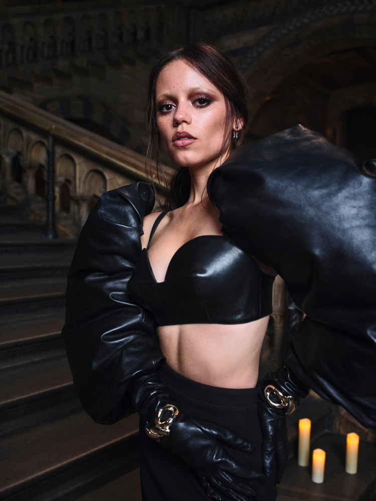 Jenna Ortega en Givenchy lors de la promotion de la saison 2 de Mercredi à Londres le 27 juillet 2025.