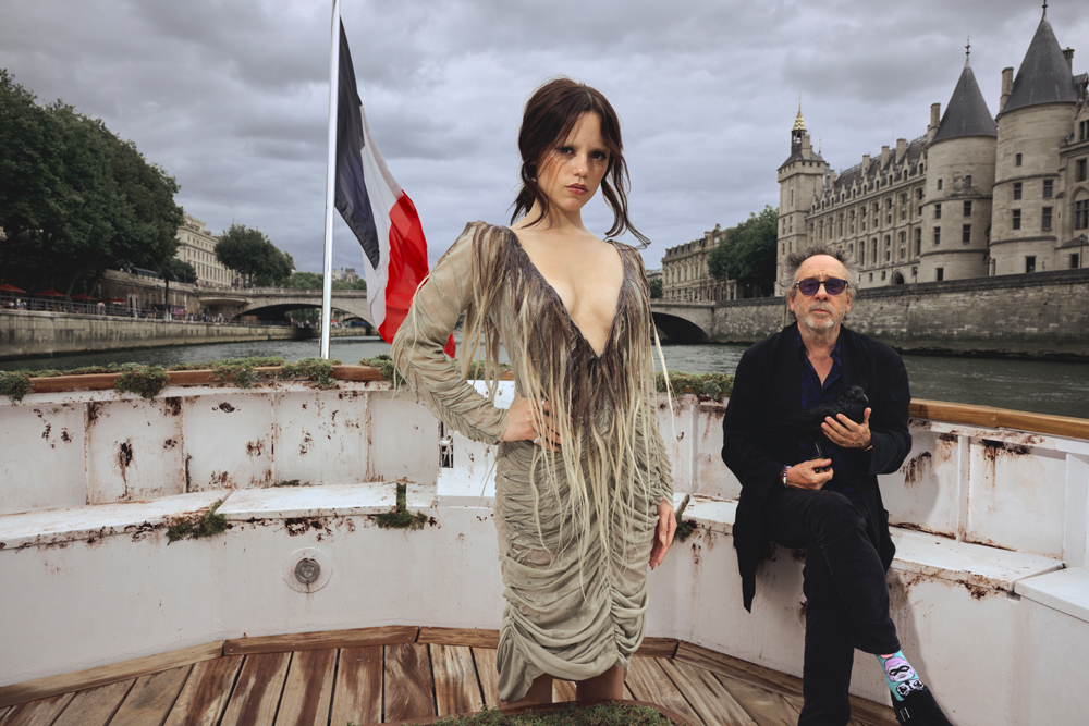 Photo de Jenna Ortega et Tim Burton au Beach Club de Mercredi.