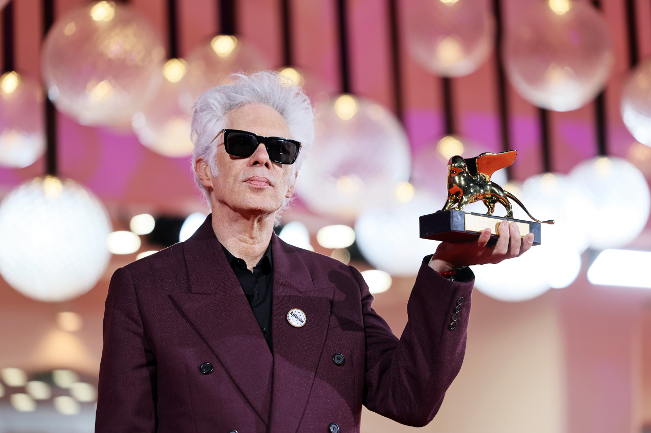  Jim Jarmusch poses with the Golden Lion for Best Film for “Father Mother Sister Brother” during the winners photocall at the 82nd Venice International Film Festival on September 06, 2025 in Venice, Italy. (Photo by Ernesto Ruscio/Getty Images)