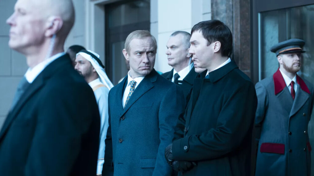 Jude Law et Paul Dano dans le film Le Mage du Kremlin (2025) d'Olivier Assayas.