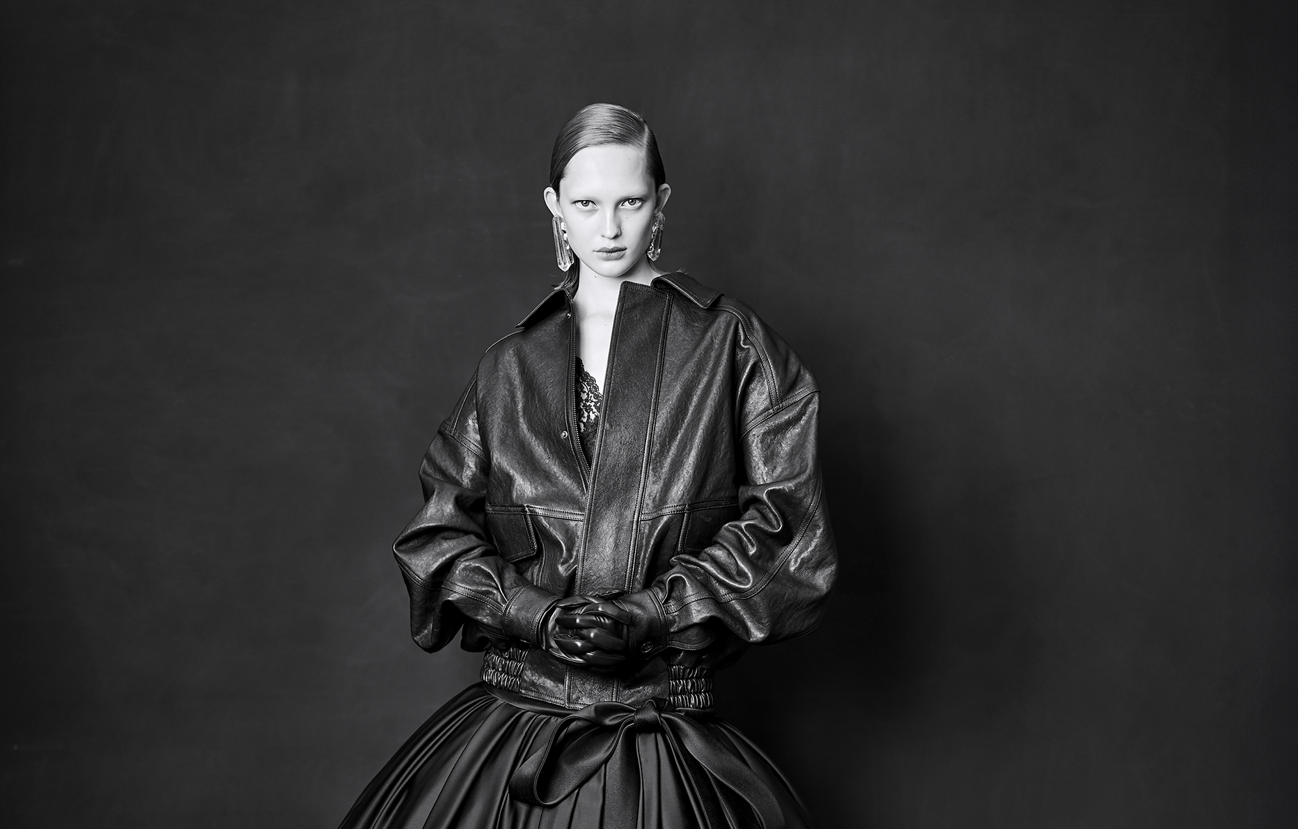 Photo de couverture : Thomas Hauser.
Réalisation : Samuel François.
Viktoria Wirs chez Women MGMT porte un
blouson en cuir grainé, une robe à crinoline
en satin de soie et dentelle, des boucles
d’oreilles et des gants, SAINT LAURENT PAR
ANTHONY VACCARELLO.