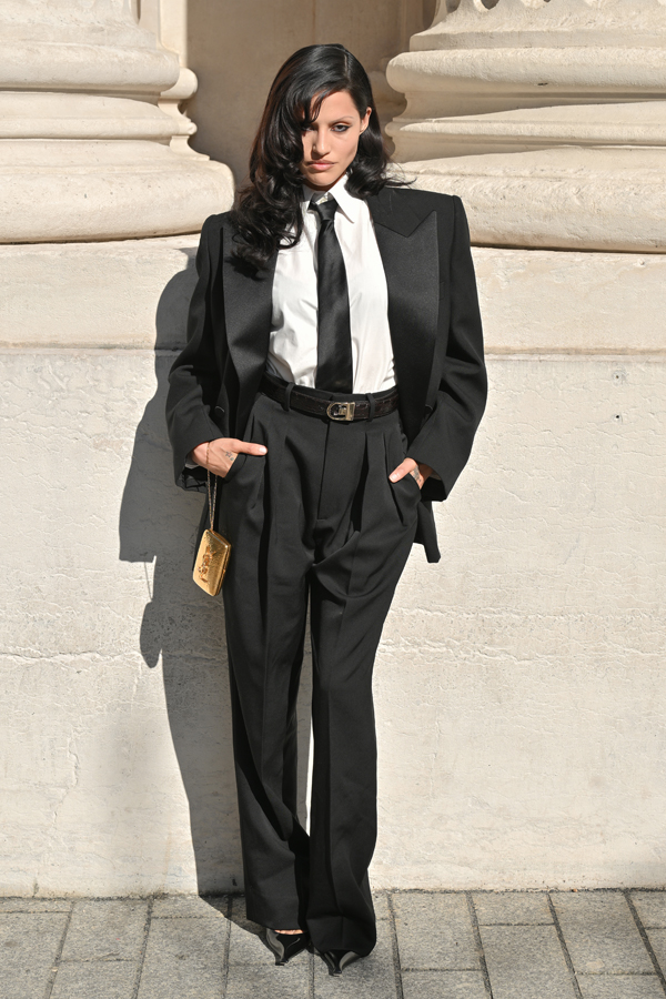gabriette en veste et pantalon de costume saint laurent tendance officewear