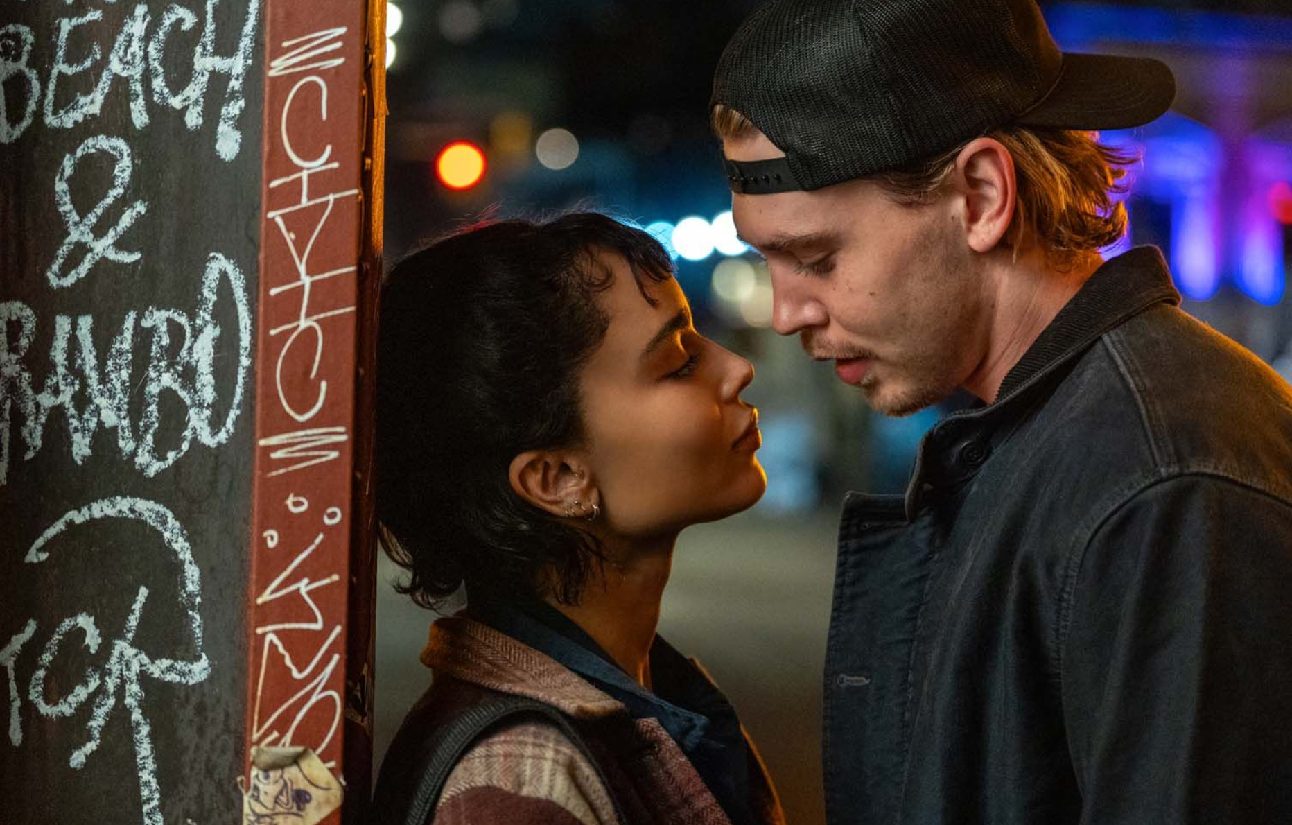 Austin Butler et Zoë Kravitz dans le film Pris au piège.