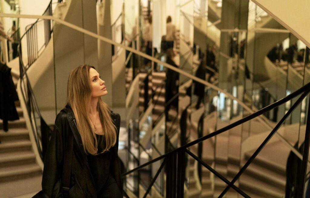 Angelina Jolie dans le film Coutures (2026) © Carole Bethuel.