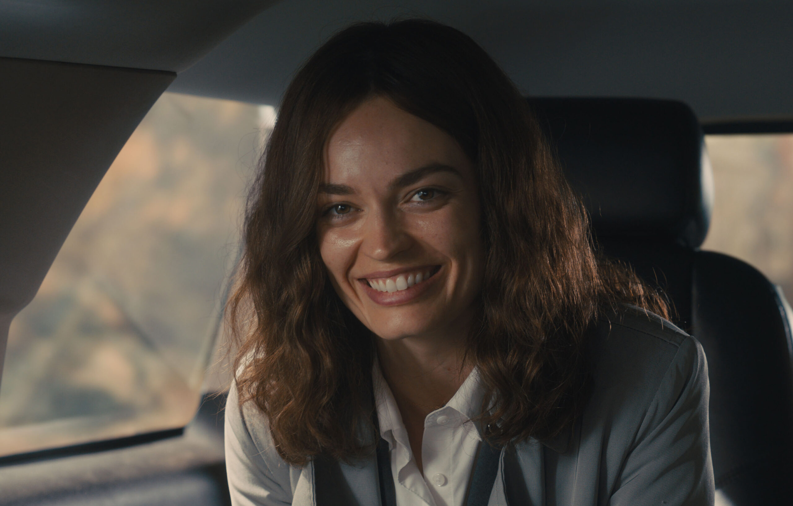 Photo de l'actrice Emma Mackey dans le film Ella McCay (2026) de James L. Brooks.