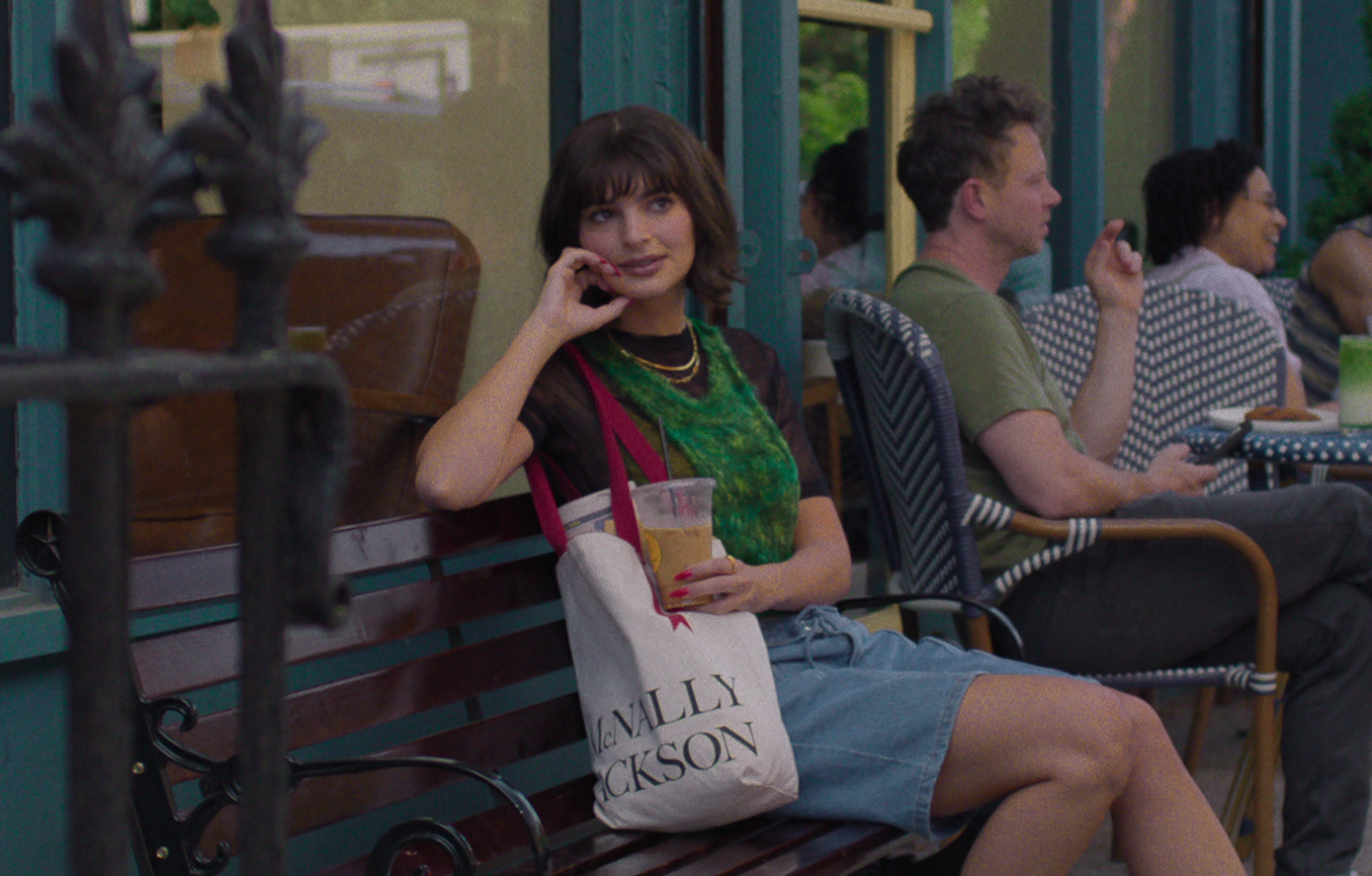 Photo de l'actrice Emily Ratajkowski dans la série Netflix Too Much (2025).