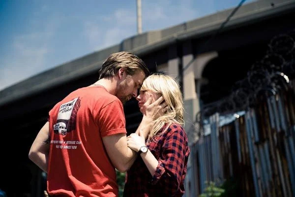 Photo des acteurs Ryan Gosling et Michelle Williams dans le film Blue Valentine (2010) de Derek Cianfrance.