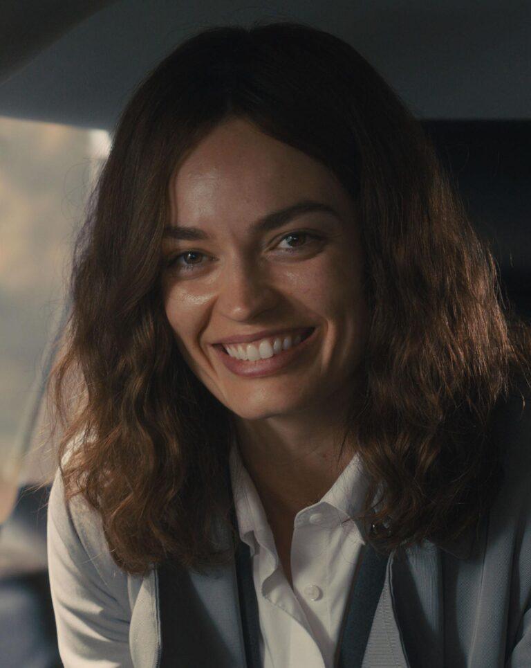 Photo de l'actrice Emma Mackey dans le film Ella McCay (2026) de James L. Brooks.