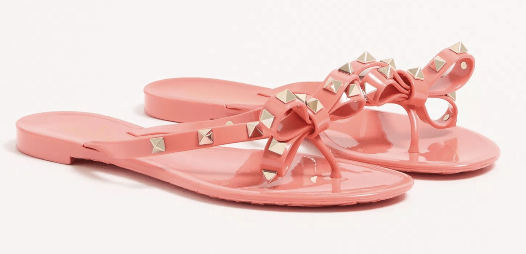 tongs en caoutchouc rose rockstud valentino tendance printemps-ete 2026