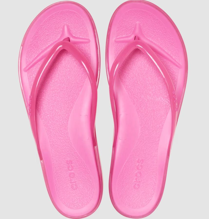 tongs en plastique rose tendance printemps-ete 2026 crocs