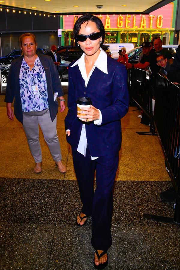 zoe kravitz en tongs tendance printemps-ete 2026