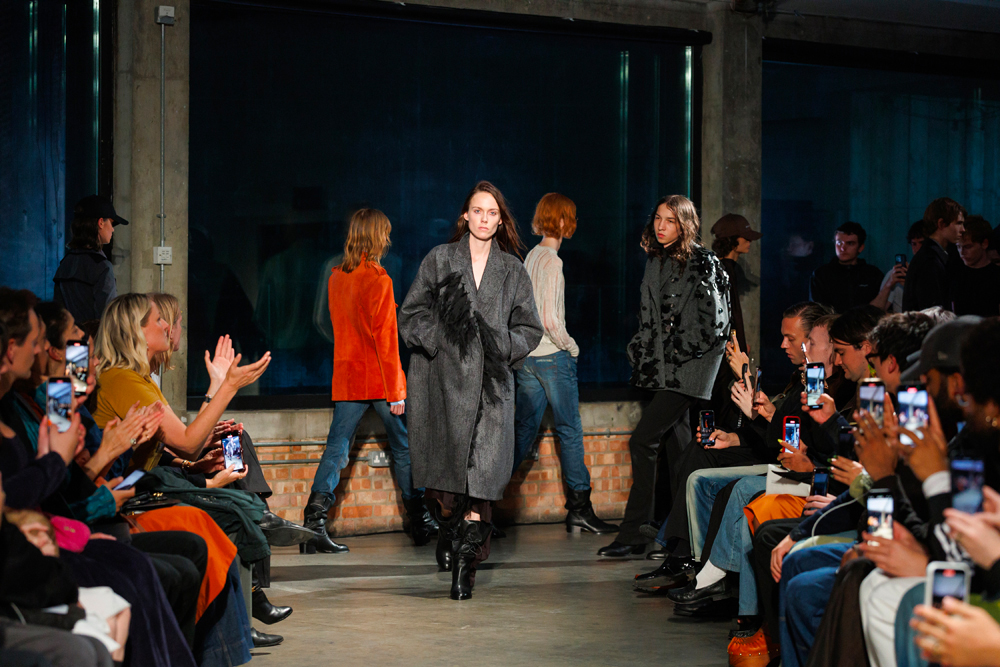 Le défilé Aaron Esh printemps-été 2026 à la Fashion Week de Londres