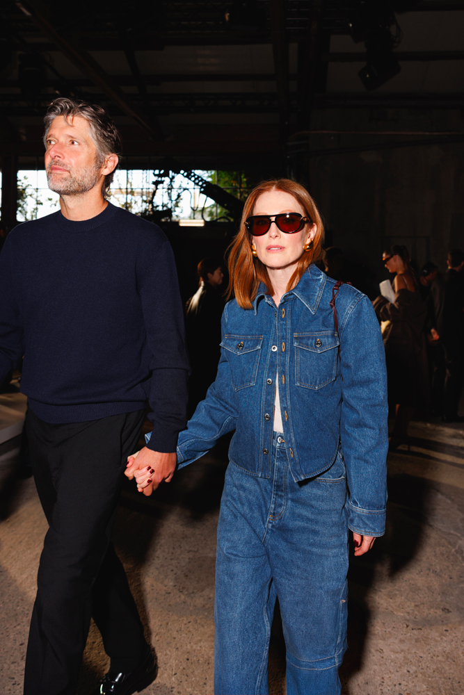 Bart Freundlich et Julianne Moore au défilé Bottega Veneta printemps-été 2026.
