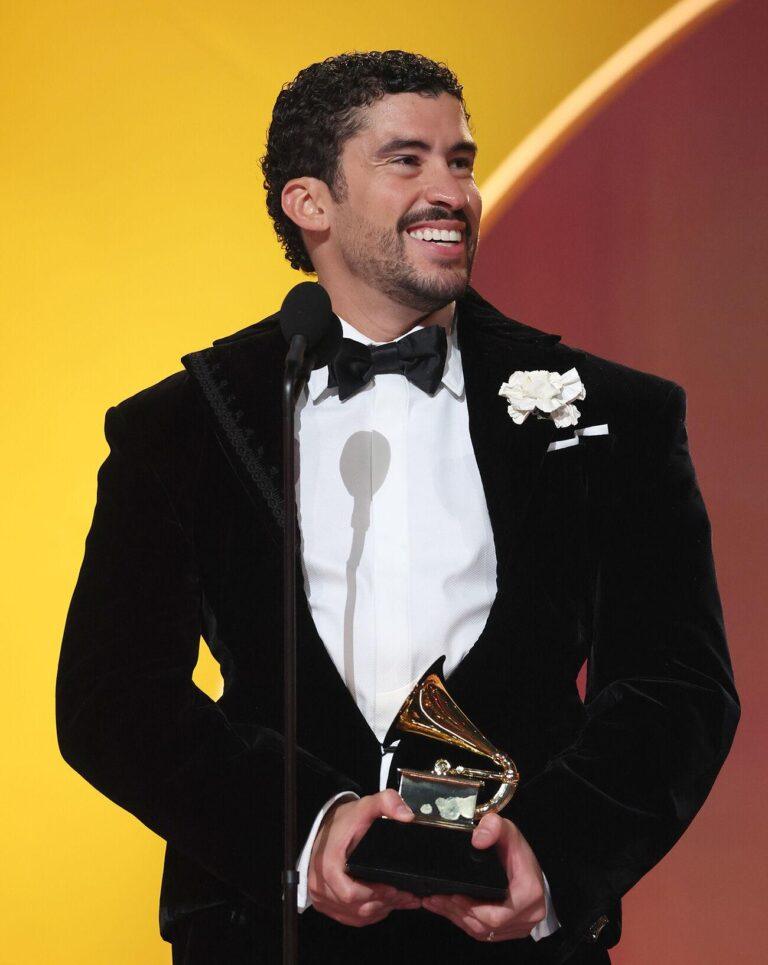 Bad Bunny reçoit le prix de l'album de l'année lors de la 68e cérémonie des Grammy Awards à la Crypto.com Arena, le 1er février 2026 à Los Angeles. © Kevin Mazur/Getty Images pour The Recording Academy.