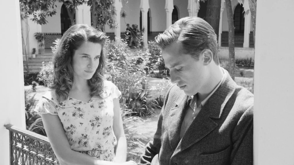 Benjamin Voisin et Rebecca Marder dans le film L'Étranger (2025) © Carole Bethuel - FOZ - GAUMONT - FRANCE 2 CINEMA.