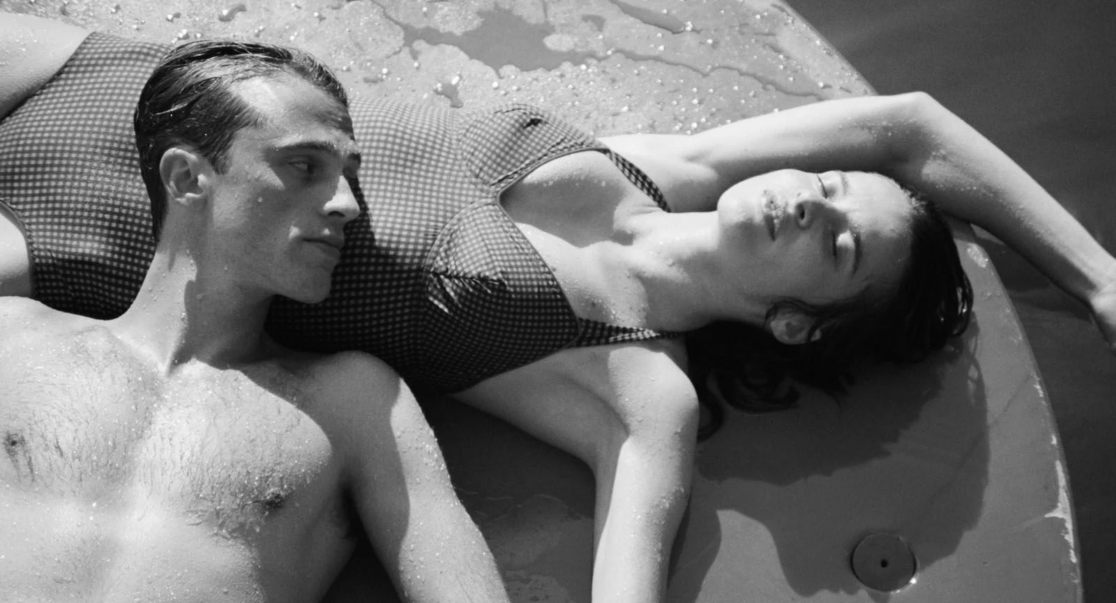 Benjamin Voisin et Rebecca Marder dans le film L'Étranger (2025) © Carole Bethuel - FOZ - GAUMONT - FRANCE 2 CINEMA.
