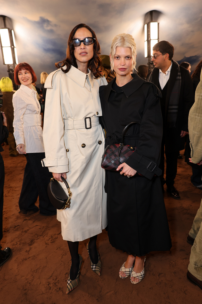 Alexa Chung et Pixie Geldof assistent au défilé Burberry Été 2026 pendant la Fashion Week de Londres. 