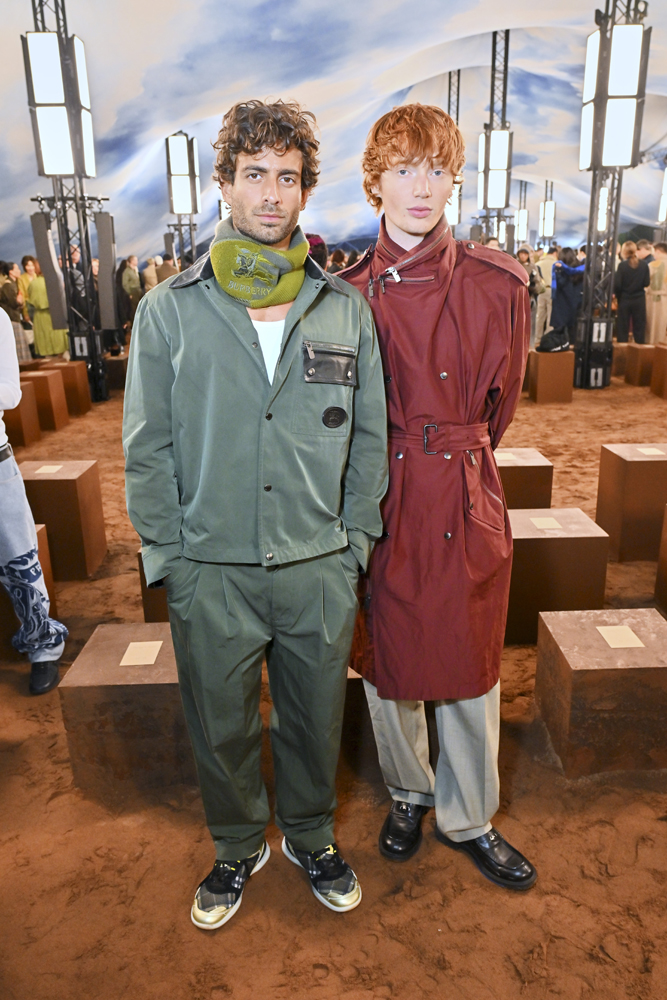 Andrew Georgiades et Calum Harper Alexa Chung et Pixie Geldof assistent au défilé Burberry Printemps-Été 2026 pendant la Fashion Week de Londres