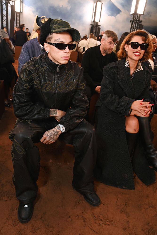 Central CEE et Raye  assistent au défilé Burberry Printemps-Été 2026 pendant la Fashion Week de Londres.