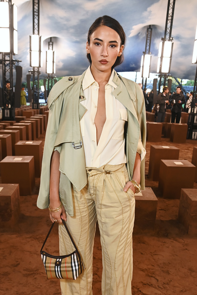 Cora Corre au défilé Burberry Printemps-Été 2026 pendant la Fashion Week de Londres.