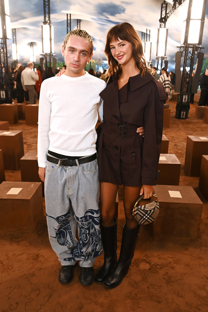 Corbin Shaw et Mia Regan au défilé Burberry Printemps-Été 2026 pendant la Fashion Week de Londres. 