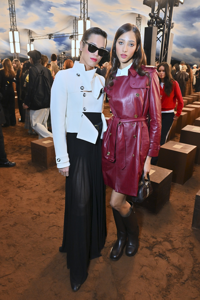 Dara Allen et  Yasmin Wijnaldum Corbin Shaw et Mia Regan au défilé Burberry Printemps-Été 2026 pendant la Fashion Week de Londres.