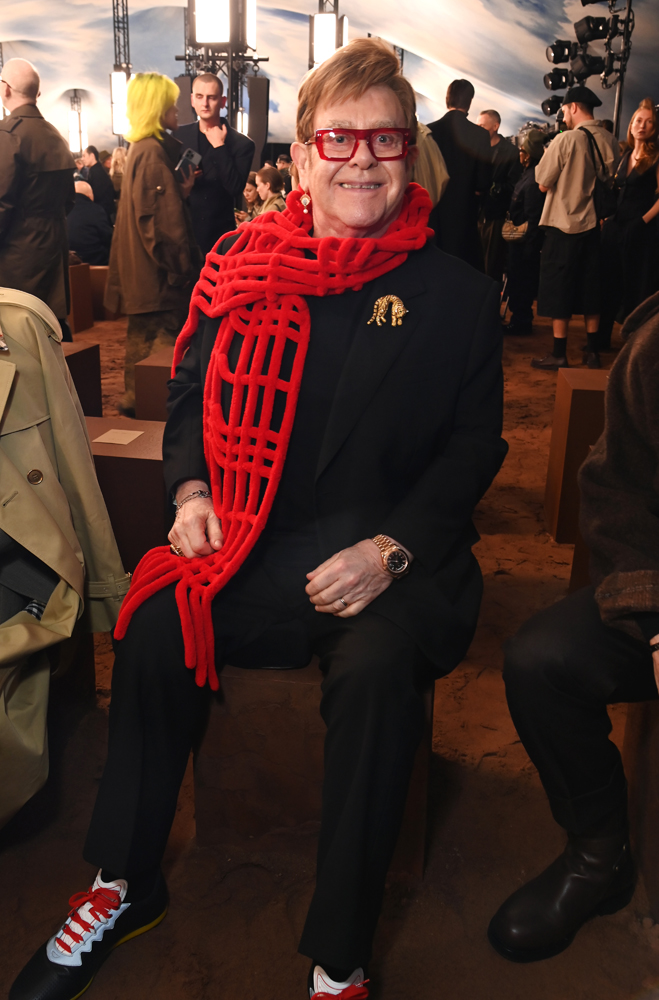 Elton John au défilé Burberry Printemps-Été 2026 pendant la Fashion Week de Londres.