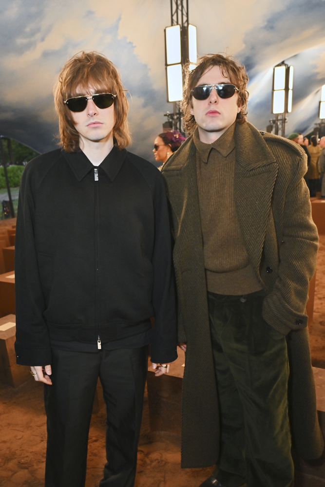 Gene Gallagher et  Lennon Gallagher au défilé Burberry Printemps-Été 2026 pendant la Fashion Week de Londres
