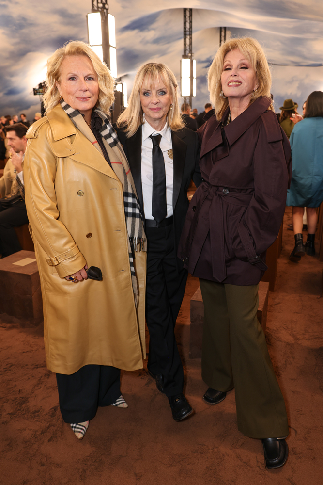 Jennifer Saunders, Twiggy aka Dame Lesley Lawson et Joanna Lumley au défilé Burberry Printemps-Été 2026 pendant la Fashion Week de Londres.
