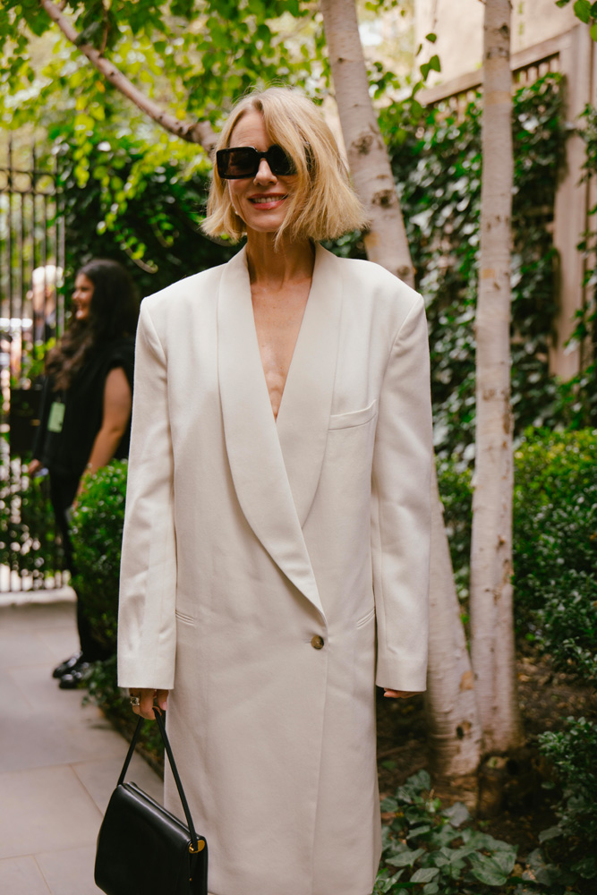 Naomi Watt au défilé Calvin Klein printemps-été 2026.